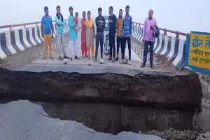 बिजनौर : गंगा पर पुल की अप्रोच टूटने से हस्तिनापुर-मेरठ मार्ग बंद, पुलिस ने वाहनों का संचालन रोका...एसडीएम ने किया निरीक्षण